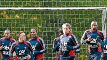 <b>CARAS SERIAS. </b>Vieira, en el centro de la imagen, corre con gesto compungido durante el último entrenamiento de Francia.