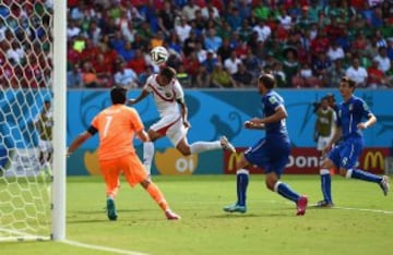 Gol 0-1 de Bryan Ruiz de Costa Rica