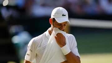Djokovic se lamenta en Wimbledon.