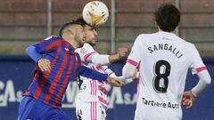 Exp&oacute;sito pugna por un bal&oacute;n ante el Real Oviedo.