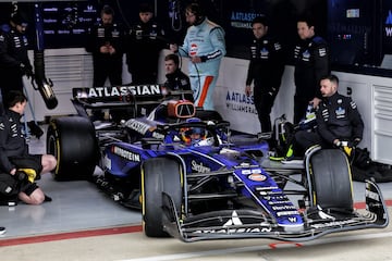 Vista general del nuevo coche Williams para el mundial de 2025 haciendo sus primeras pruebas en el circuito de Silverstone.