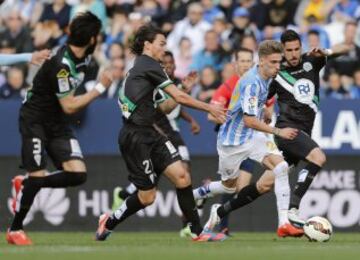 El delantero del Málaga Samuel Castillejo lucha por el balón con los jugadores del Córdoba Luso Delgado y el esloveno Rene Krhin