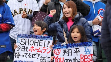 CHICAGO, ILLINOIS - APRIL 07: Young fans cheer for Shohei Ohtani #17 of the Los Angeles Dodgers prior to the game against the Chicago Cubs at Wrigley Field on April 07, 2024 in Chicago, Illinois. Michael Reaves/Getty Images/AFP (Photo by Michael Reaves / GETTY IMAGES NORTH AMERICA / Getty Images via AFP)