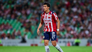 Richard Ledezma of Guadalajara during the 4th round match between Santos and Guadalajara as part of the Liga BBVA MX, Torneo Apertura 2025 at TSM Corona Stadium, on August 10, 2025 in Torreon, Coahuila, Mexico.