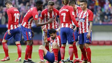 Costa, en el suelo ante el Girona. Sus compañeros le arropan.
