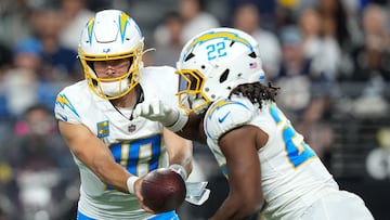 LAS VEGAS, NEVADA - SEPTEMBER 15: Justin Herbert #10 hands the ball off to Najee Harris #22 of the Los Angeles Chargers against the Las Vegas Raiders during the second quarter at Allegiant Stadium on September 15, 2025 in Las Vegas, Nevada. Candice Ward/Getty Images/AFP (Photo by Candice Ward / GETTY IMAGES NORTH AMERICA / Getty Images via AFP)