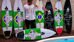 Joao Chianca con sus tablas de surf con el Cristo Redentor para los Juegos Olímpicos de París 2024.