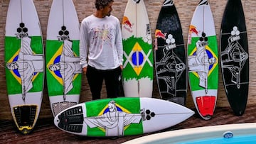 Joao Chianca con sus tablas de surf con el Cristo Redentor para los Juegos Olímpicos de París 2024.