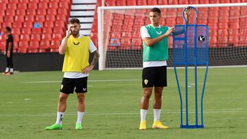 Adrian Embarba (i9 Y Kaiky ,jugador de la UD Almería durante el entrenamiento de hoy