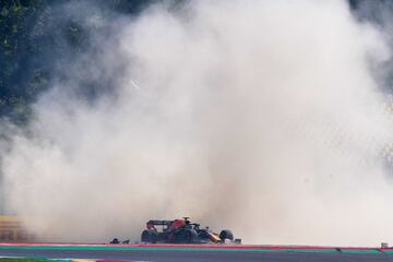 Al comienzo de la carrera Max Verstappen,  termina en la grava de la curva 2 junto a Pierre Gasly. 