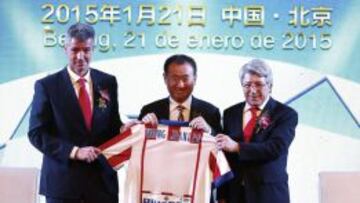 El magnate Wang Jianlin, entre Miguel &Aacute;ngel Mar&iacute;n y Enrique Cerezo.