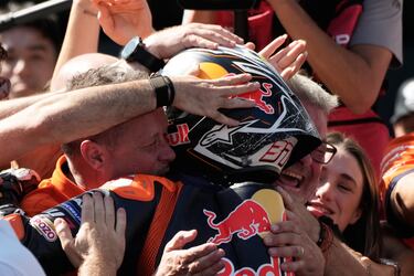 Pedro Acosta se abraza con su equipo tras conseguir la segunda plaza en el Gran Premio de Malasia de MotoGP.