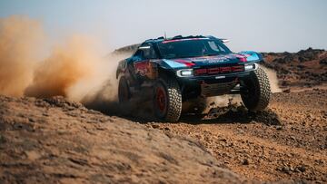 Sainz regala la victoria y cambia la partida