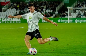 Saúl García, tratando de centrar contra el Racing de Ferrol.