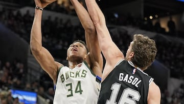 SAN01. SAN ANTONIO (TX, EE.UU.), 10/11/2017. Pau Gasol (d) de los San Antonio Spurs en acción ante Giannis Antetokounmpo (i) de los Milwaukee Bucks durante un partido de la NBA entre los San Antonio Spurs y los Milwaukee Bucks hoy, viernes 10 de noviembre de 2017, en San Anotnio, Texas (EE.UU.). EFE/DARREN ABATE