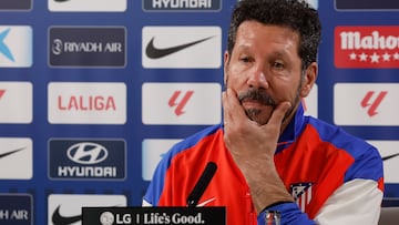 MAJADAHONDA (MADRID), 28/03/2025.- El entrenador del Atlético de Madrid, Diego Pablo Simeone, ofrece una rueda de prensa, este viernes, tras el entrenamiento del equipo en preparación al partido de este sábado contra el Espanyol. EFE/ J.P. Gandul