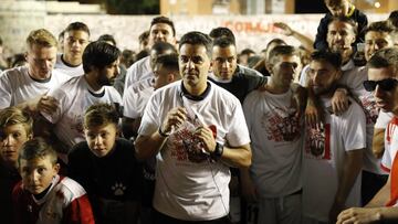 M&iacute;chel, celebrando el ascenso del Rayo sobre el c&eacute;sped de Vallecas.