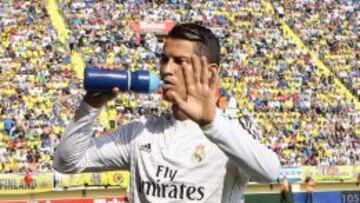PROLEGÓMENOS. En El Madrigal, Cristiano repitió su ritual de beber agua antes del pitido inicial.