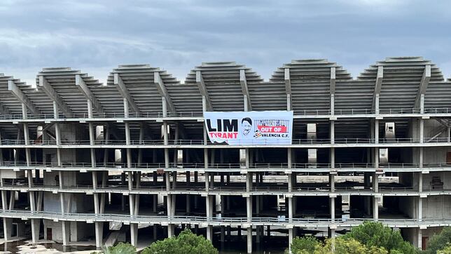 El Nuevo Mestalla aparece con una pancarta en contra de Lim