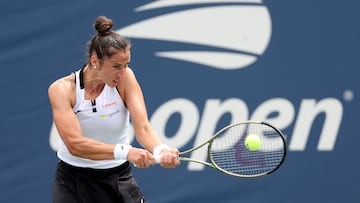 La tenista espa?ola Sara Sorribes devuelve una bola durante su partido ante Anhelina Kalinina en el US Open 2023.