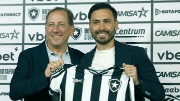 . RÍO DE JANEIRO (BRASIL), 14/07/2025.- El entrenador Davide Ancelotti (d), posa junto al presidente de Botafogo, John Textor, durante su presentación como nuevo técnico del equipo brasileño este lunes, en el estadio Nilton Santos, en Río de Janeiro (Brasil). EFE/ Antonio Lacerda