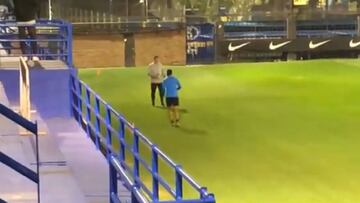 Luego de estampar la firma y posar con la remera, Toto trabajó en el Complejo Pedro Pompilio. Gustavo Alfaro lo espera.