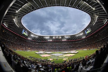 Panor¨¢mica del Munich Football Arena con las selecciones de Portugal y Espa?a en formaci¨®n momentos antes de comenzar el encuentro.