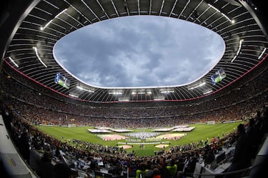 Panorámica del Munich Football Arena con las selecciones de Portugal y España en formación momentos antes de comenzar el encuentro.