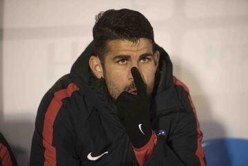 Diego Costa comenz車 en el banquillo.