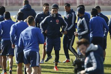 Hinchas de Universidad de Chile realizan el tradicional Banderazo previo al Superclásico. En la fotografía Gonzalo Jara.