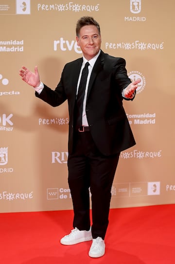 El presentador de televisi¨®n Carlos Latre posa en la alfombra roja de la 30 edici¨®n de los Premios Jos¨¦ Mar¨ªa Forqu¨¦, en el Palacio Municipal de IFEMA.