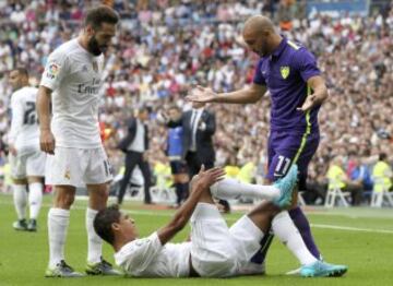 El defensa francés del Real Madrid Raphael Varane, junto al delantero marroquí del Málaga, Nordin Amrabat y su compañero Dani Carvajal, durante el partido de la sexta jornada de liga en Primera División, esta tarde en el estadio Santiago Bernabéu.