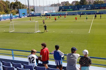 Algunos seguidores del Espanyol desafían al sol para seguir en primera fila el entrenamiento.