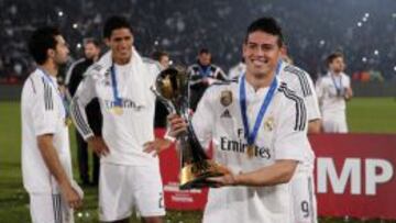 James posa con la Copa del Mundial de Clubes