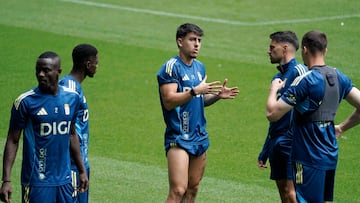 El centrocampista brasileño Colombatto (c) durante el entrenamiento realizado de la víspera del partido de la tercera jornada de Liga que el Oviedo disputa ante la Real Sociedad.