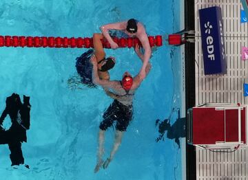 Rebecca Redfern de Gran Bretaña celebra tras ganar la final con la segunda clasificada Olivia Chambers de Estados Unidos y la tercera clasificada Colleen Young de Estados Unidos.