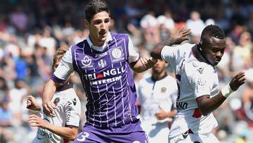 Toulouse&#039;s French midfielder Yann Bodiger (L) vies with Nice&#039;s Ivorian midfielder Jean Seri (R) during the French L1 football match Toulouse vs Nice, on April 23, 2017 at the Municipal Stadium in Toulouse, southern France. / AFP PHOTO / REMY GAB