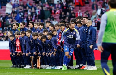 El equipo de la cantera rojiblanca campeón de la Liga Futures posa con los trofeos y con Antoine Griezmann.