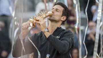 Novak Djokovic besa el trofeo de campe&oacute;n del Mutua Madrid Open 2019.