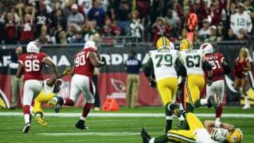 Cory Redding retorna para TD un fumble forzado a Aaron Rodgers.