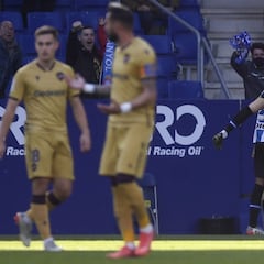 El Espanyol reina en la locura y mete al Levante en la historia