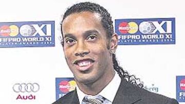 <b>MÁS TÍTULOS. </b>Ronaldinho posa con los trofeos de FIFPRO 2005.