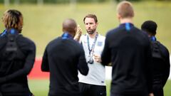 Gareth Southgate da instrucciones en un entrenamiento de Inglaterra.