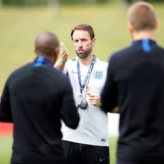 Inglaterra ensaya cómo hacer el camino del centro del campo al punto de penalti