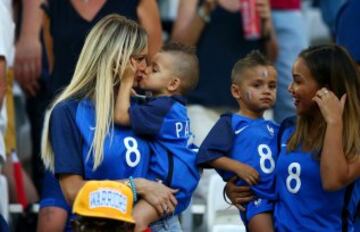 Ludivine Payet, mujer de Dimitri Payet, besa a su hijo. 