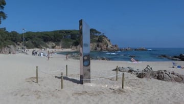 Aparece un monolito en una playa de la Costa Brava