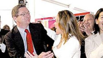 <b>EL ABRAZO</b>. Gallardón se dispone a abrazar a Trinidad Jiménez. Les flanquean Cobo e Inés Sabanés.