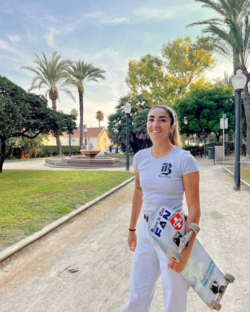 A principios de octubre, la skater chilena se quedó precisamente a las puertas de ganar la Alicante Skate Cup. Consiguió un meritorio segundo puesto y viene motivadísima al Valencia European Skate Open. María José Rojas, más conocida como Cote Rojas y oriunda de La Cisterna (Chile), empezó con el skate a los 14 años, cuando su padre le regaló una tabla. Ahora, con 25, es una de las mejores del mundo. 