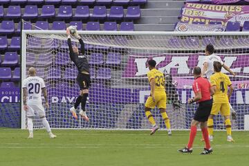 El portero del Barcelona, Ter Stegen, detiene una ocasión clara del Valladolid. 