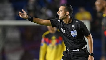 Referee Cesar Arturo Ramos during the 11th round match between America and Pumas UNAM as part of the Liga BBVA MX, Torneo Apertura 2025 at Ciudad de los Deportes Stadium, on September 27, 2025 in Mexico City, Mexico.